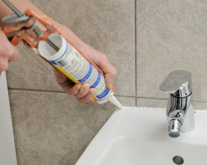  Герметизация швов раковины