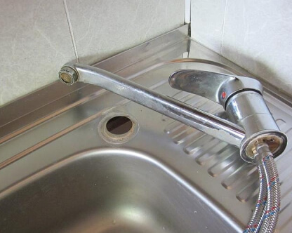  Установить смеситель на кухне