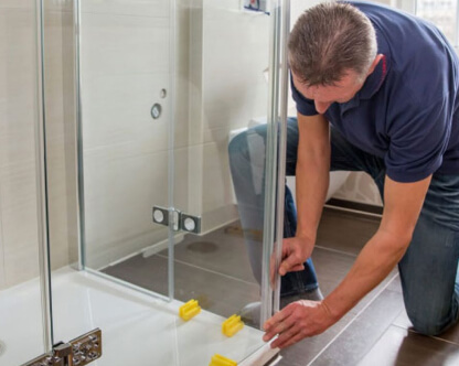  Установка дверок душевой кабины