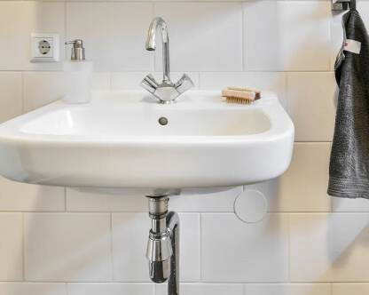  Установка раковины с пьедесталом