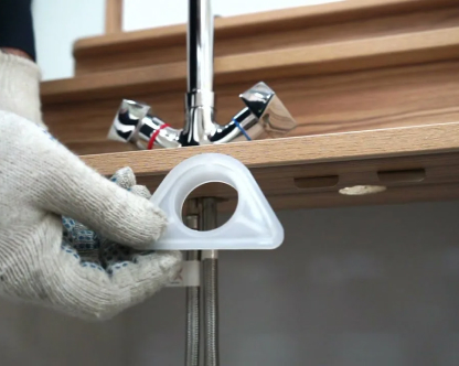  Установка смесителя на раковину