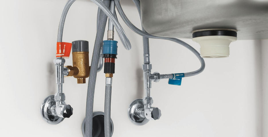 Установить смеситель на кухне