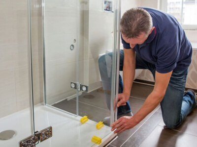 Установка дверок душевой кабины