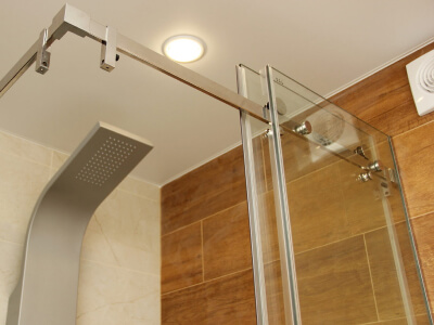 Установка дверок душевой кабины