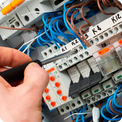 Электрик устанавливает автомат в электрощитке