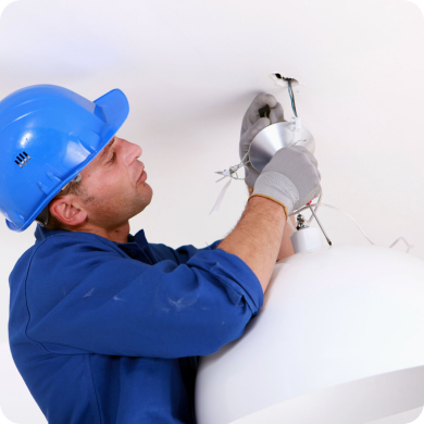 Монтаж светильника электриком